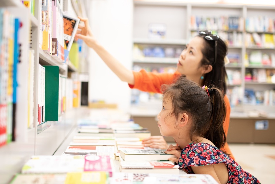 知との出会いの場である書店を残すことはできるのか（Hakase_/gettyimages）