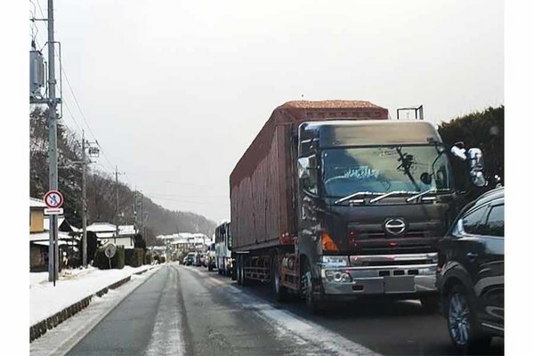 国道141号（現道）で発生した冬期スリップ事故による渋滞（画像：長野県）。