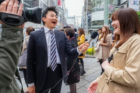 繁華街ではテレビクルーが街頭インタビューしている光景を見かける。写真はイメージ（写真：Shutterstock.com）