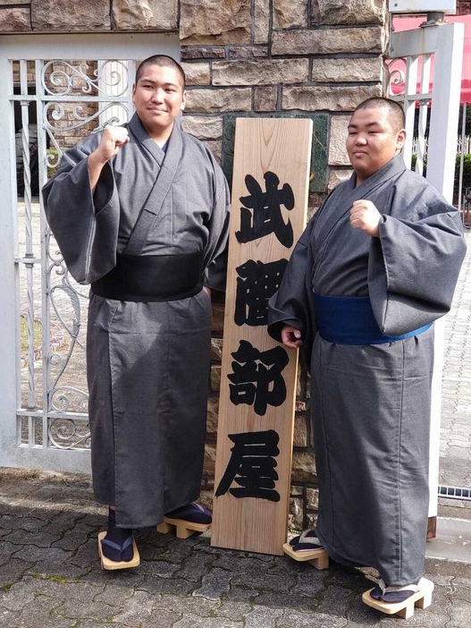 元大関・豪栄道が師匠を務める武隈部屋へ入門する（左から）木村豪太と宮崎虎之介