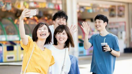 20代の女性たちをコアターゲットにした商品展開にシフトしたという（写真：IYO／PIXTA）