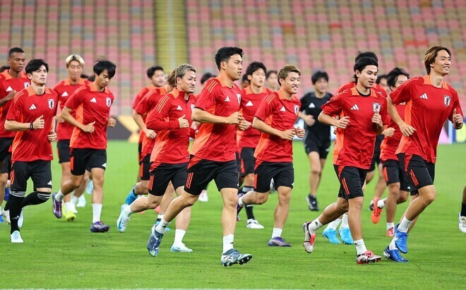 決戦の地で前日練習を行なう日本の選手たち。写真：梅月智史（サッカーダイジェスト写真部／現地特派）