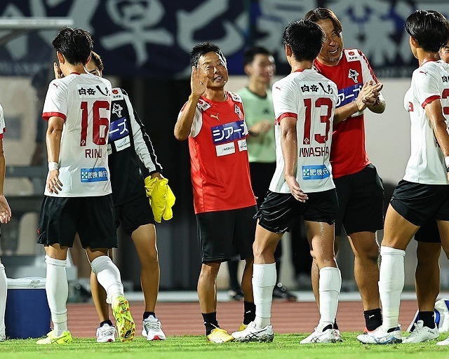 熊本を率いる大木監督。来季の続投が発表された。写真：梅月智史（サッカーダイジェスト写真部）