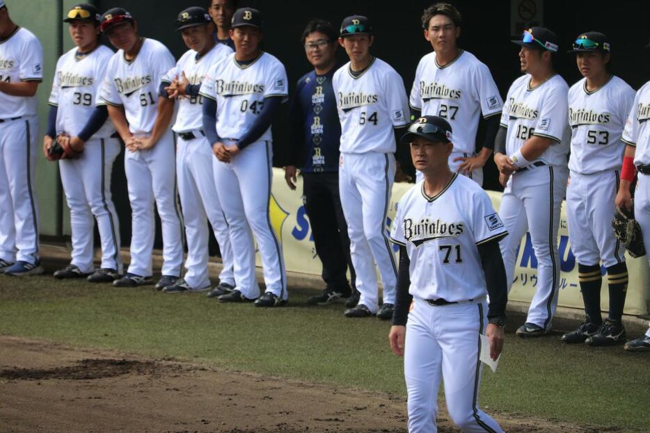 フェニックス・リーグで“初采配”したオリックス岸田監督（手前）（撮影・大池和幸）