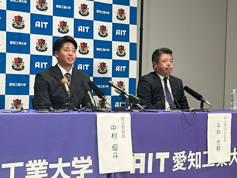 記者会見に臨む中村優斗選手と平井光親監督