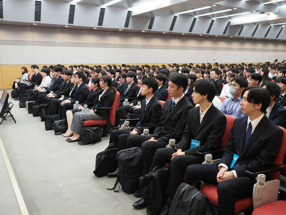 ＮＥＣの内定式に出席した学生ら＝１日午前、東京都港区