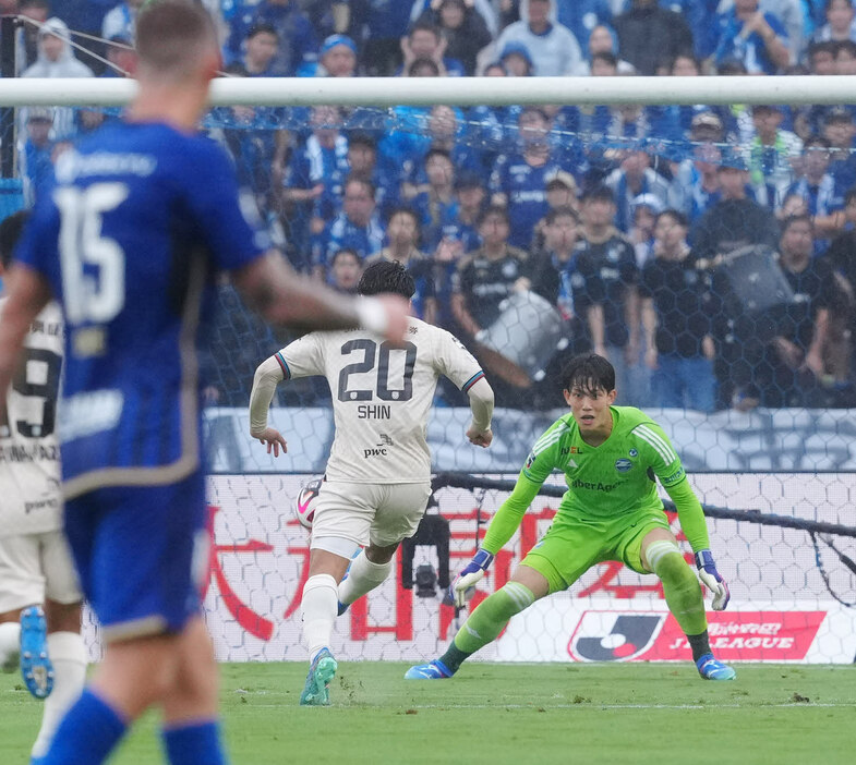 町田対川崎F　前半、ゴールを決める川崎F山田（左）。右は町田GK谷（撮影・江口和貴）