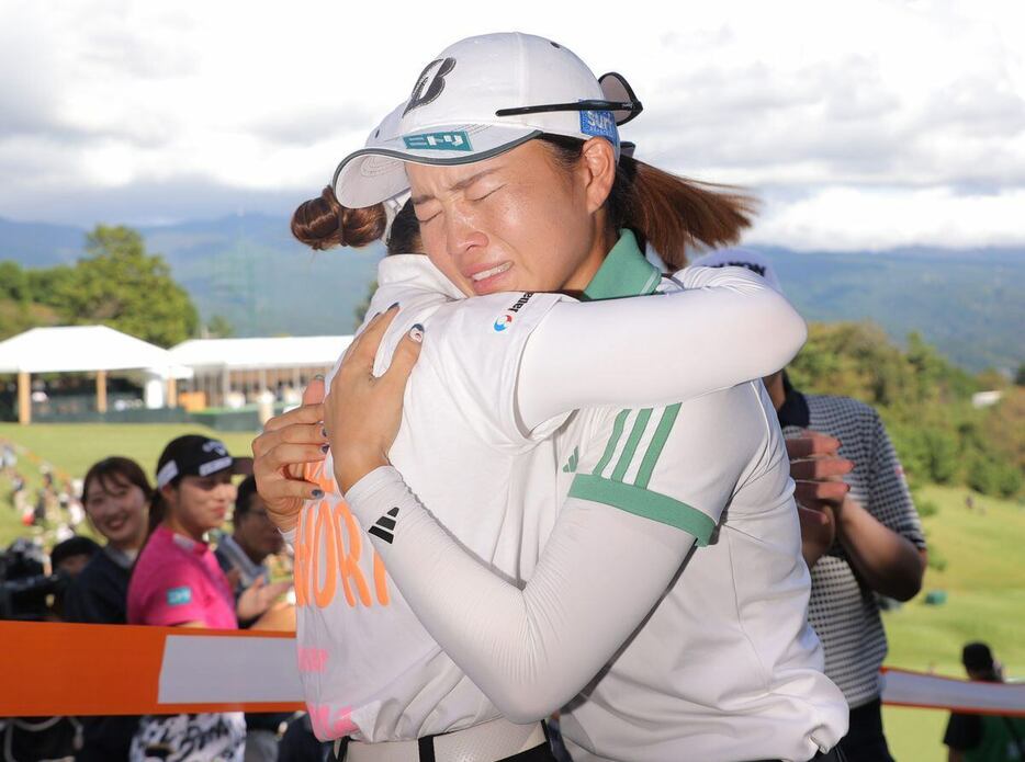 優勝し、川崎春花（左）と抱き合う佐藤心結（撮影・蔵賢斗）