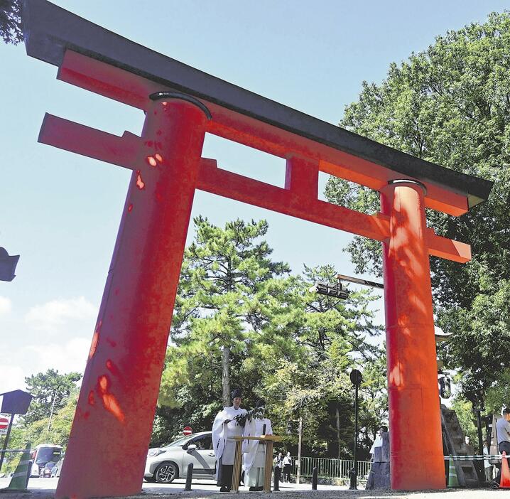 塗り直され、鮮やかな朱色が戻った一之鳥居（奈良市で）