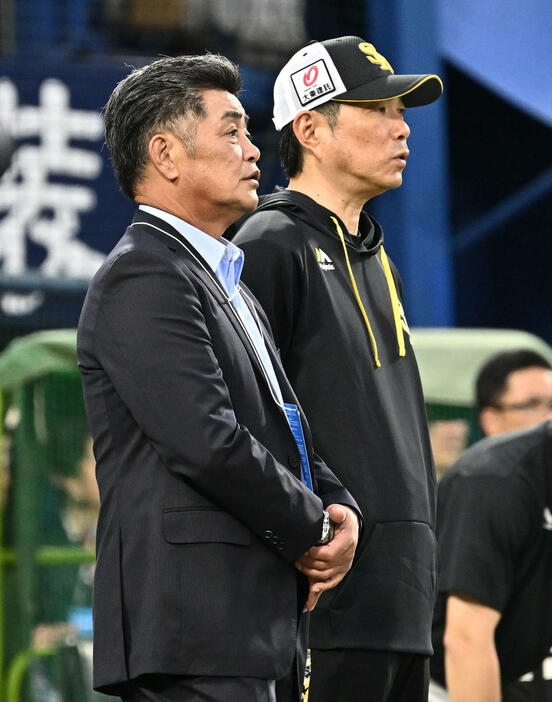 DeNA対ソフトバンク　試合前練習を見守る工藤氏（左）とソフトバンク小久保監督（撮影・滝沢徹郎）