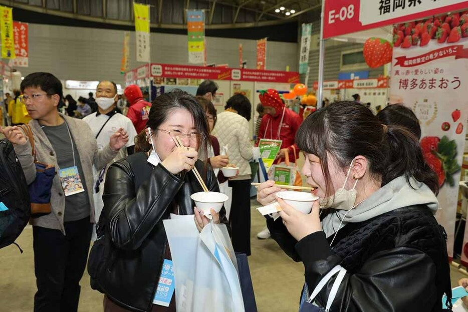 試食もしながら、寄付先の地域に対して理解を深める（トラストバンク提供）