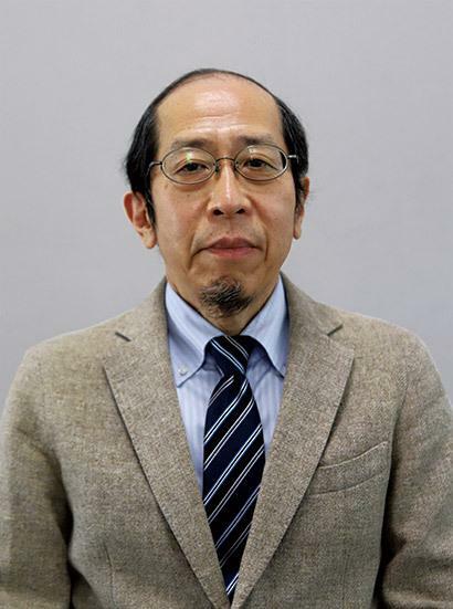 前身となる恐竜学研究所で所長を務める西弘嗣さん（福井県立大学提供）