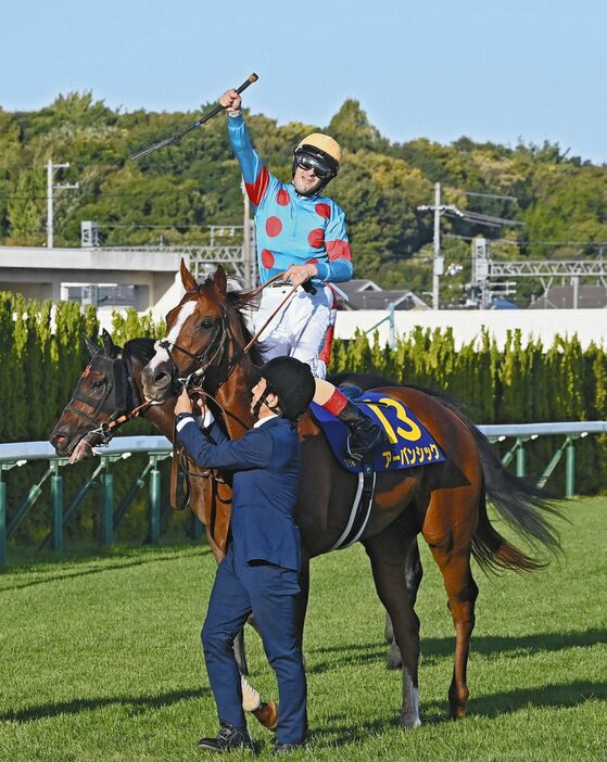 アーバンシックで菊花賞を制し、馬上で喜ぶルメール＝京都競馬場で