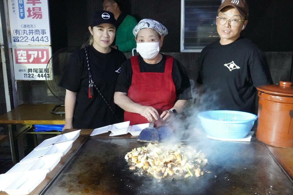 焼き手として腕をふるった赤堀さん（中央）と松本さん夫妻=岡山県津山市で