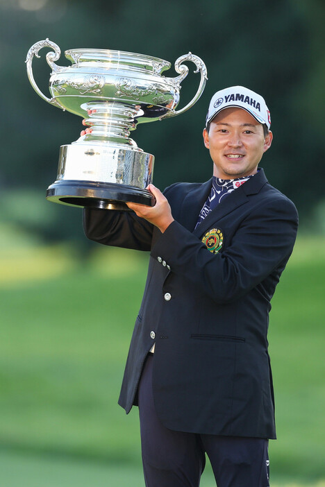 日本オープンゴルフで優勝し、笑顔の今平周吾＝１３日、埼玉・東京ＧＣ