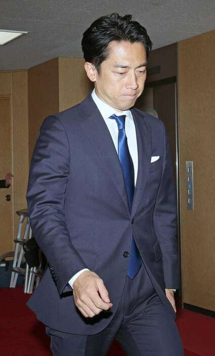 自民党本部に入る小泉進次郎選対委員長＝28日午前、東京・永田町（鴨志田拓海撮影）