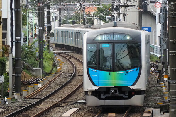 東急東横線を走る西武鉄道40000系の「Sトレイン」（大塚圭一郎撮影）