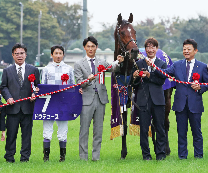 天皇賞・秋を制したドウデュースの松島オーナー（左端）と武豊騎手（左から2人目）（撮影・鈴木正人）