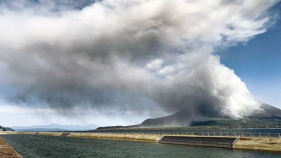 鹿児島湾を渡り鹿児島市街地方面に流れる桜島の灰＝１３日午後１時すぎ、鹿児島市与次郎１丁目