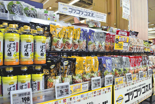 値下げをアピールするトップバリュの売り場（２２日、千葉県浦安市で）