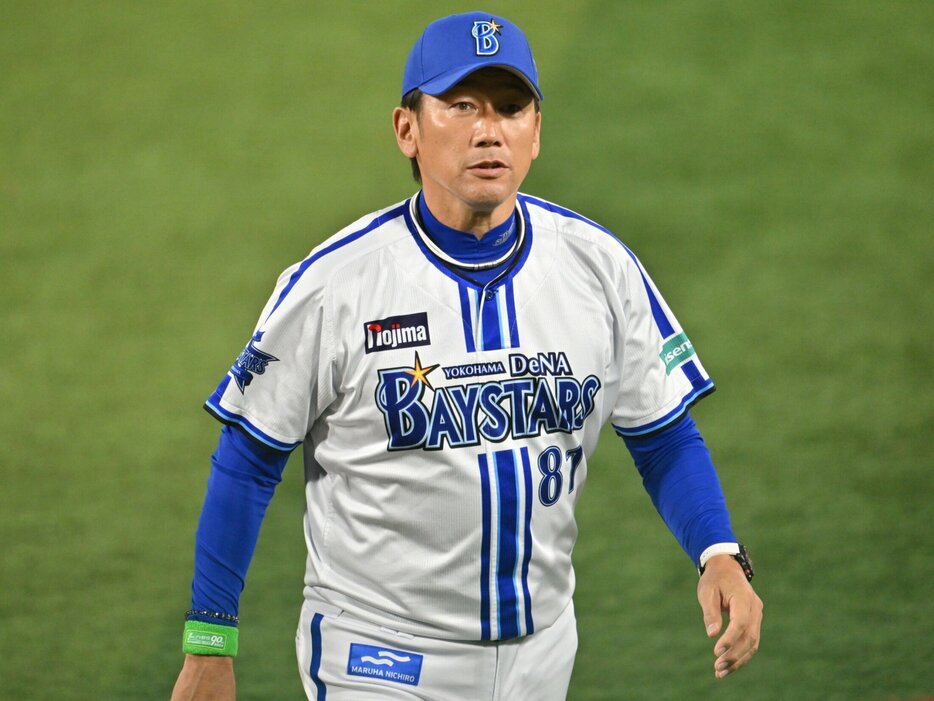 日本シリーズ初戦を3-5で落としたDeNA三浦大輔監督。「完敗じゃない」というが、2戦目以降の戦い方は… photograph by Hideki Sugiyama