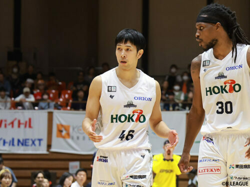 コート復帰を果たした信州の生原（左）[写真]＝B.LEAGUE