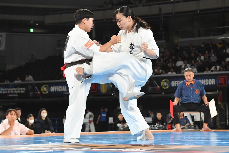 ヴァレリーキック（下段カカト蹴り）を放つ世界女王・鈴木