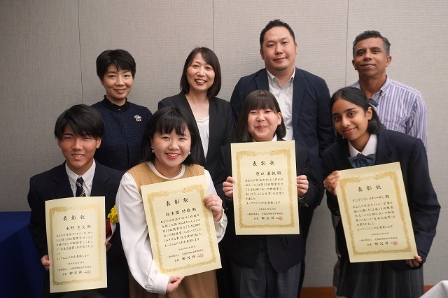 しんくみ大賞の原口さん（前列右から2人目）ら受賞者とその家族