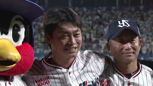 セレモニー後記念撮影するヤクルト・青木宣親選手と石川雅規投手