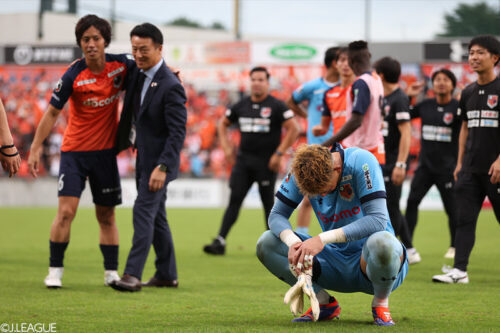 試合終了後、ベンチ前で涙を流した笠原昂史 [写真]=J.LEAGUE