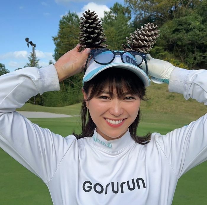 大きな松ぼっくりにビックリ！【写真：山内鈴蘭のInstagram（@suzuran_golf）より】