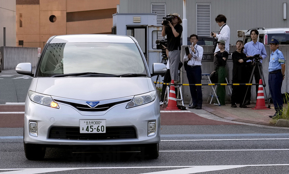 井上浩二容疑者が捜査車両で小倉北署を出る