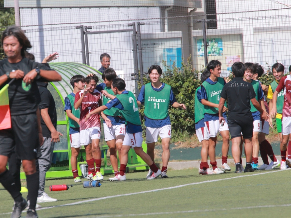 得点を喜ぶ橘の選手たち(写真＝K,Nishiyama)