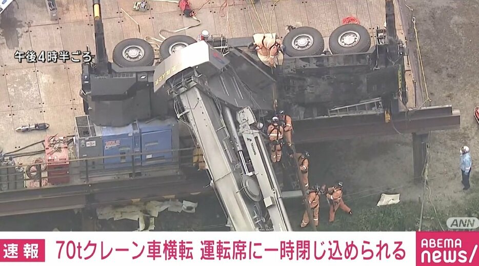 横転したクレーン車