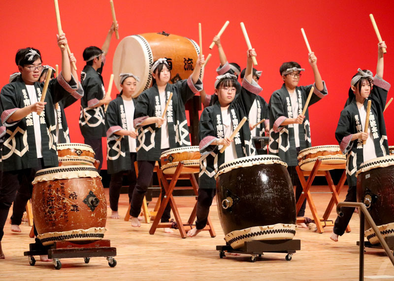 一関地方中学校総合文化祭舞台部門で「いわいばやし」を演奏する室根中特設太鼓部