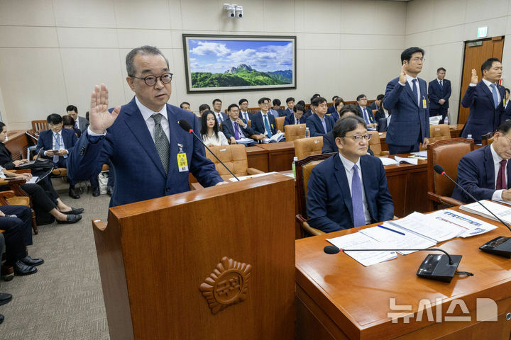 (写真：朝鮮日報日本語版) ▲15日午後、ソウル・汝矣島にある韓国国会の国政監査で宣誓する韓国造船大手ハンファオーシャン（旧：大宇造船海洋）巨済事業場の鄭寅燮（チョン・インソプ）社長。