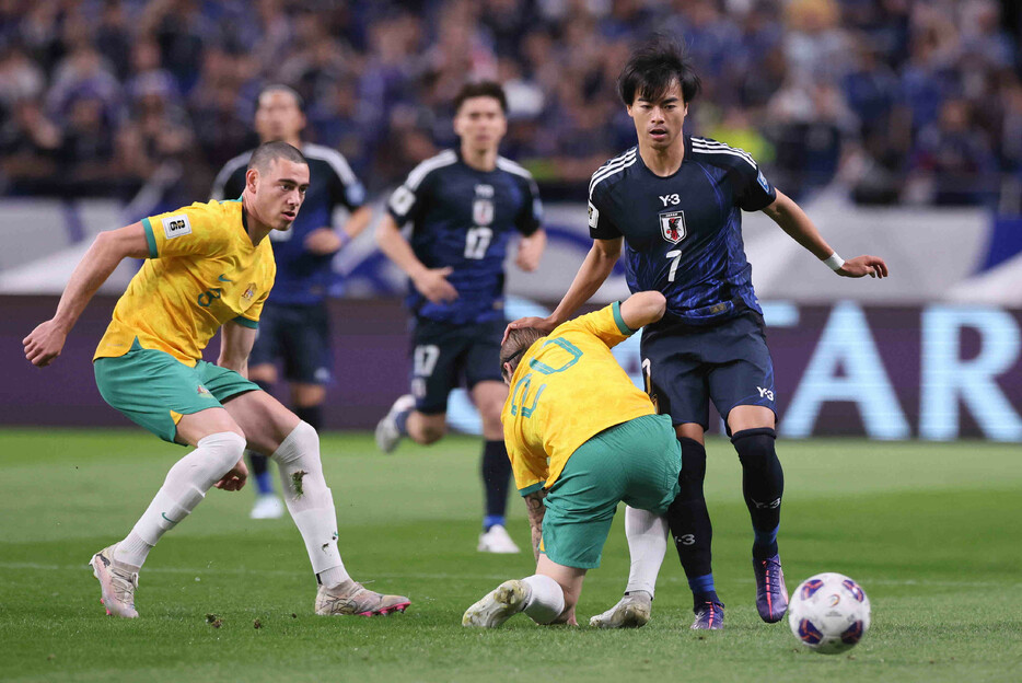 サッカーＷ杯予選。オーストラリア戦の前半、パスを出す三笘（右）＝１５日、埼玉スタジアム