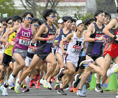 昨年の第１００回箱根駅伝予選会で力走する選手たち（東京都立川市で）