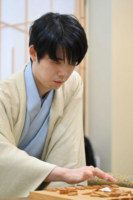 竜王戦7番勝負第2局2日目に臨んだ藤井聡太竜王（日本将棋連盟提供）