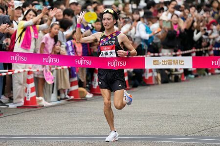 2024年10月14日、出雲駅伝でゴールする創価大の小暮栄輝　写真／SportsPressJP/アフロ