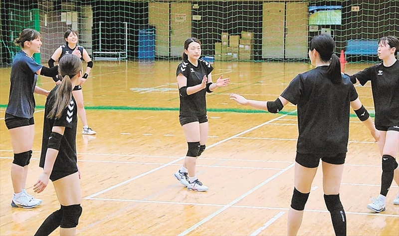 開幕戦に向け練習に励む川畑（右から３人目）らメンバー＝愛知県西尾市・デンソー西尾製作所体育館