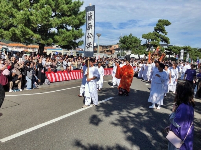 時代行列で参加する俳優の町田啓太さんら