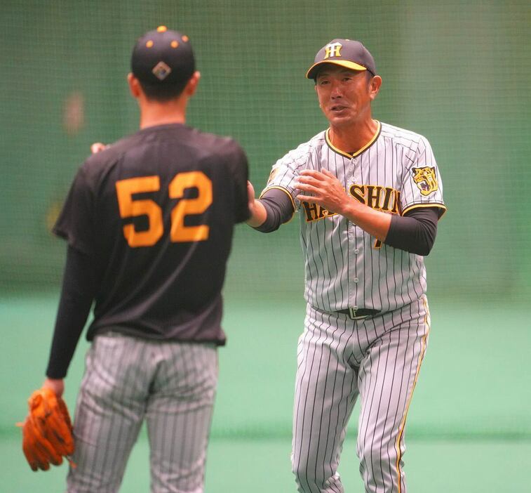 山田脩也を指導する阪神・田中秀太コーチ＝生目の杜運動公園はんぴドーム（撮影・松永渉平)