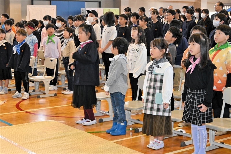 母校の節目を祝い、合唱する児童ら