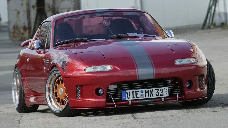 ユニークなデコレーションと改造の施された1990年モデルの「マツダMX-5（NA）」がeBayで販売中。