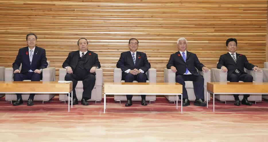 閣議に臨む（左から）斉藤国交相、村上総務相、石破首相、中谷防衛相、加藤財務相＝4日午前、首相官邸