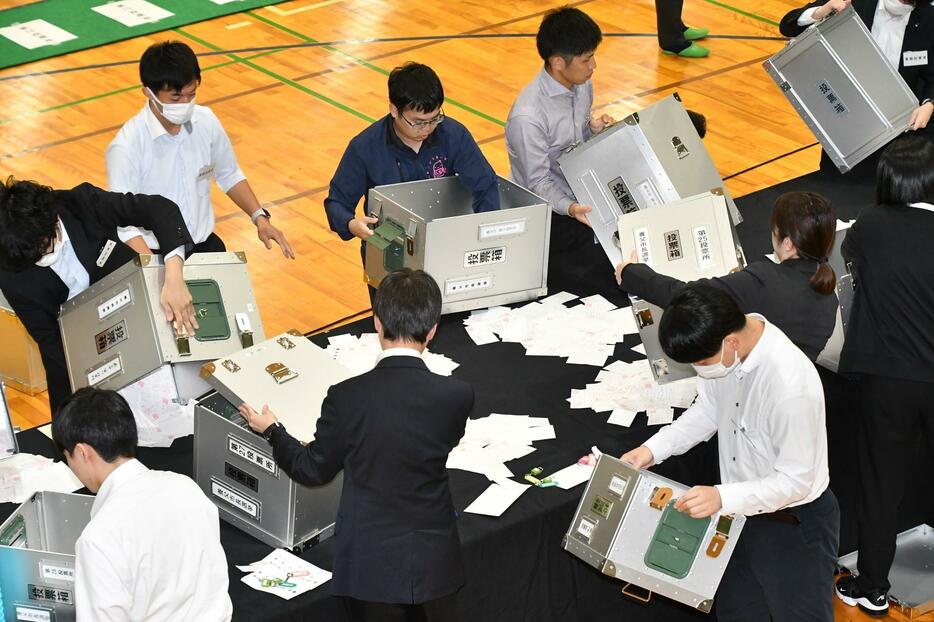 選挙の開票作業の様子＝兵庫県養父市で2024年10月20日、浜本年弘撮影