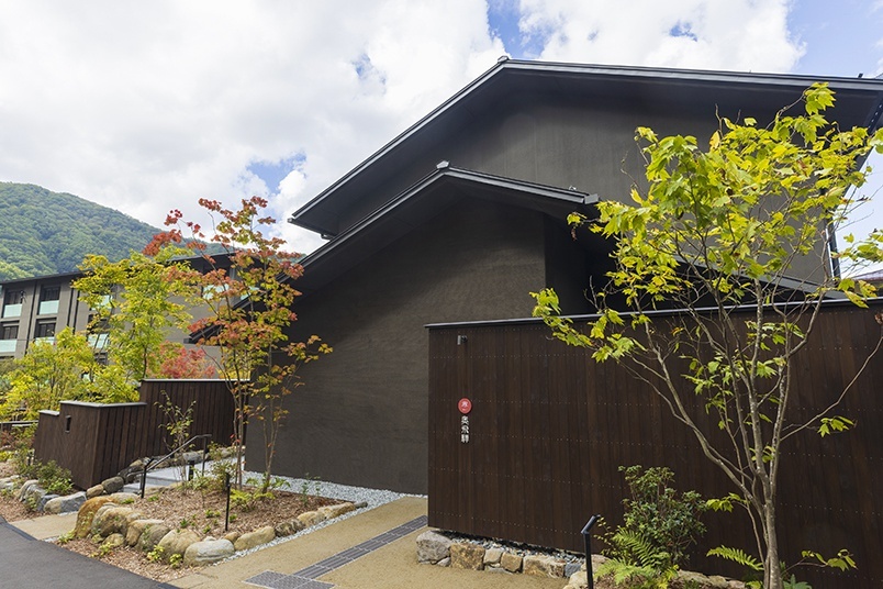 「界 奥飛騨」のエントランス。周囲の山々や情緒あふれる温泉街の風景になじむ、落ち着いた雰囲気