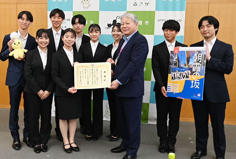 マップを作成した学生らに朝霞市の神田直人副市長（右から3人目）から感謝状が贈られた＝4日午前、朝霞市役所