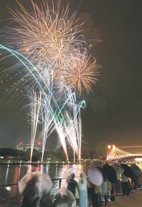 雨が降る中、夜空を彩る花火＝富岩運河環水公園（多重露光）